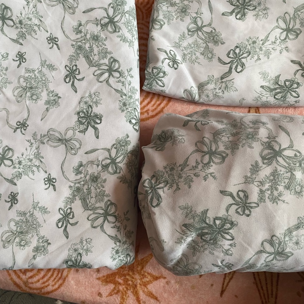 Classic Floral Toile Bow Print Sheet Set in Sage Green. Twin/Twin XL